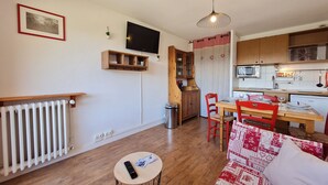 A compact living space with a kitchen, dining area, and a sofa. - Bright studio for 4 people with magnificent view (Les Deux Alpes)