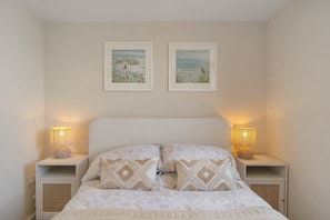2 bedrooms, desk, iron/ironing board, WiFi - Cosy Apartment, Parking, Central Newquay (Newquay)