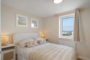 2 bedrooms, desk, iron/ironing board, WiFi
