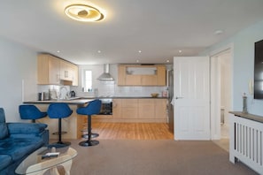 Fridge, microwave, oven, stovetop - Cosy Apartment, Parking, Central Newquay (Newquay)