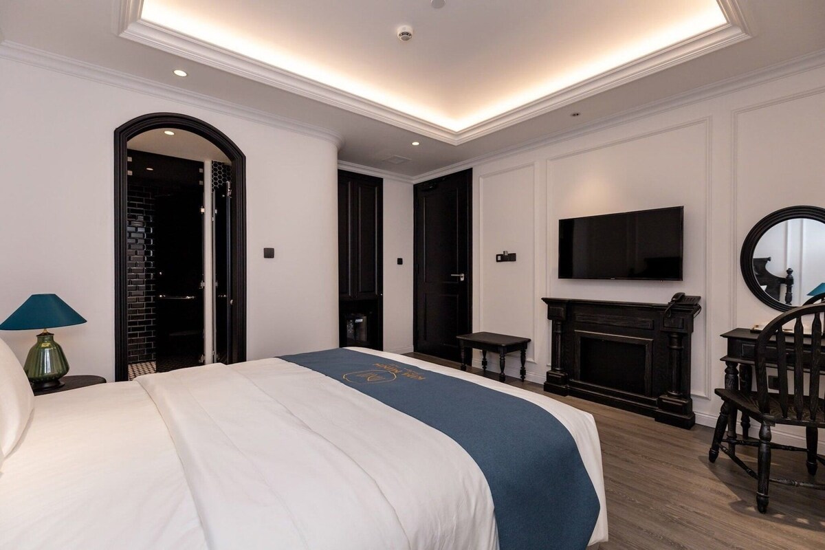 Minibar gratis, meja kerja, Wi-Fi gratis, dan seprai linen