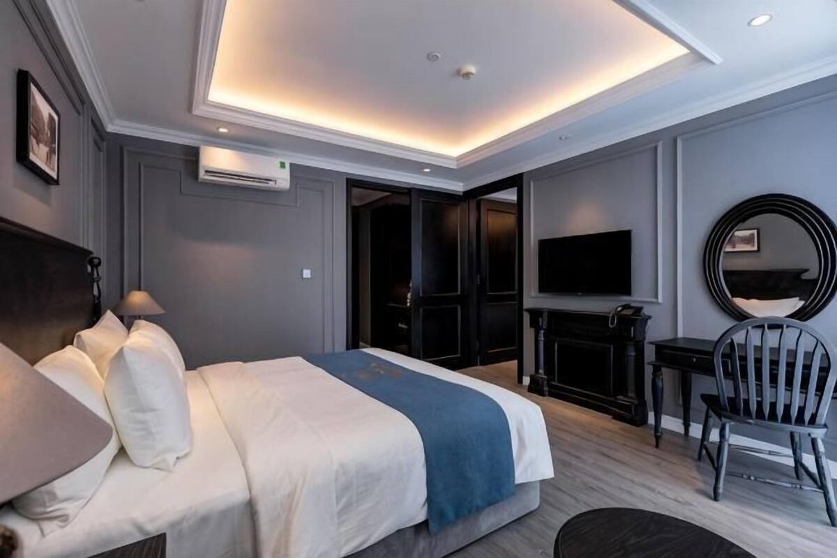 Minibar với thức uống miễn phí, bàn 