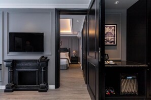 Signature vierpersoonskamer | Een gratis minibar, een bureau, gratis wifi, beddengoed