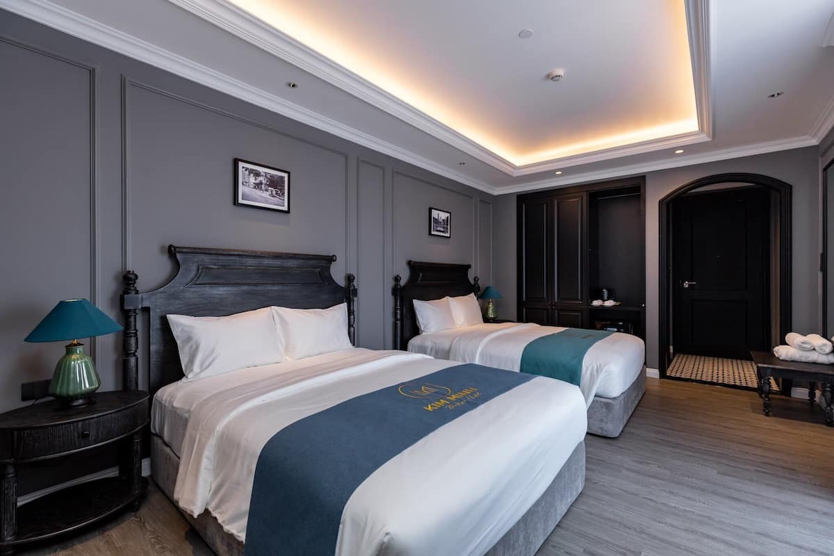 Phòng dành cho gia đình | Minibar với thức uống miễn phí, bàn 