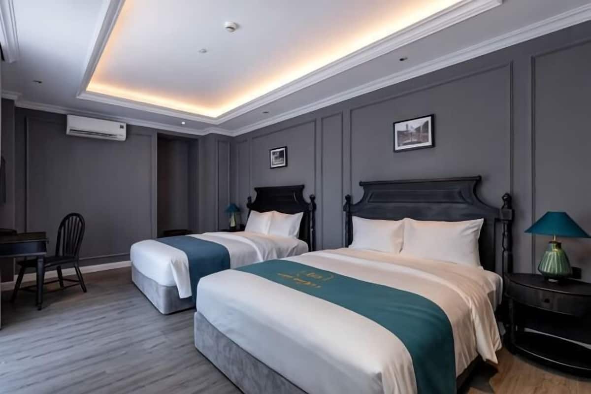Minibar với thức uống miễn phí, bàn 