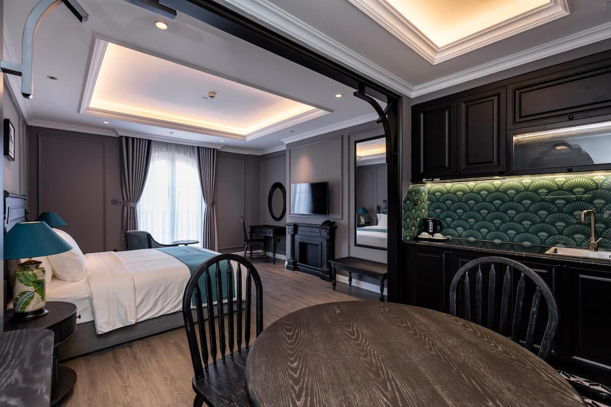 Studio có thiết kế đặc trưng | Minibar với thức uống miễn phí, bàn 