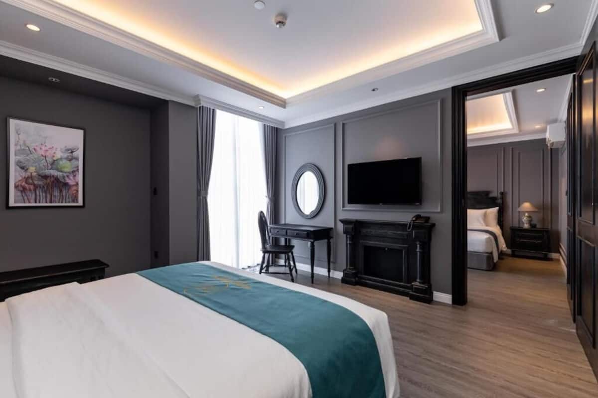 Phòng 4 có thiết kế đặc trưng | Minibar với thức uống miễn phí, bàn 
