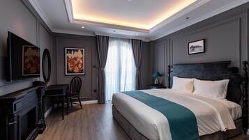Free minibar, desk, free WiFi, bed sheets