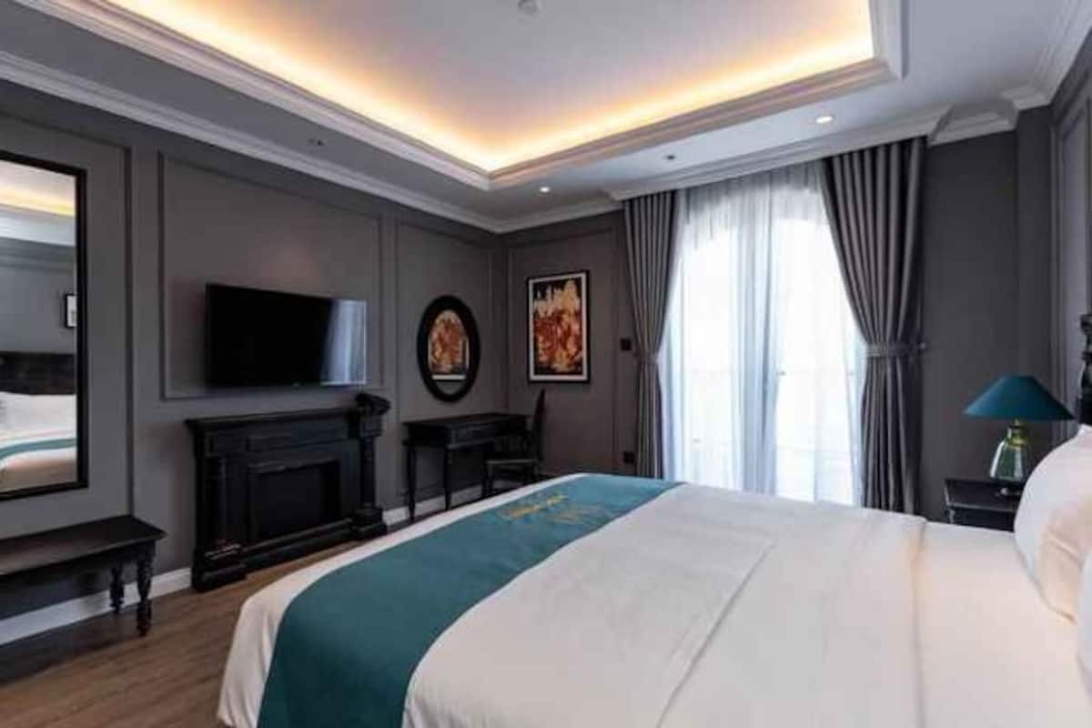 Free minibar, desk, free WiFi, bed sheets