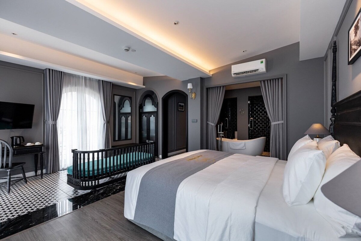 Minibar gratis, meja kerja, Wi-Fi gratis, dan seprai linen