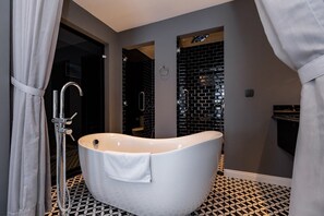 Executive Double Room | Bathroom | Shower, hydromassage showerhead, designer toiletries, hair dryer - Kim Minh Boutique (Ho Chi Minh City)