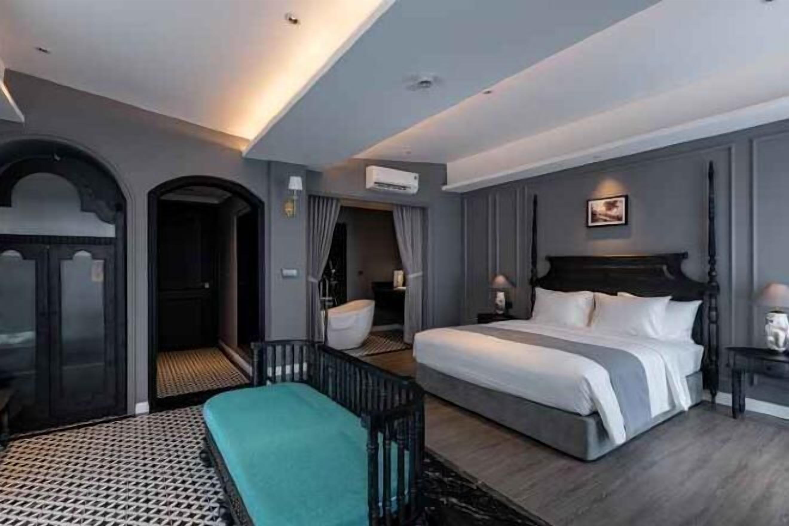 Free minibar, desk, free WiFi, bed sheets