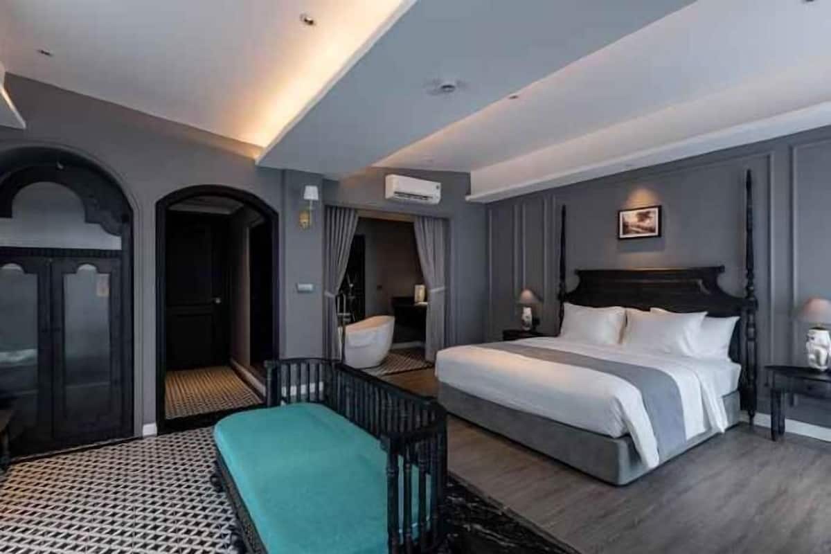 Free minibar, desk, free WiFi, bed sheets