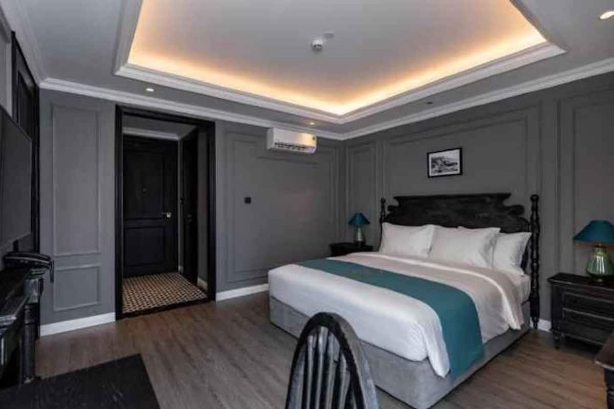 Free minibar, desk, free WiFi, bed sheets