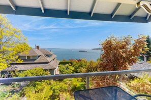 Property grounds - Waterfront house with beach access, deck, central AC, W/D (Kingston)