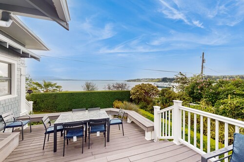 Waterfront house with beach access, deck, central AC, W/D