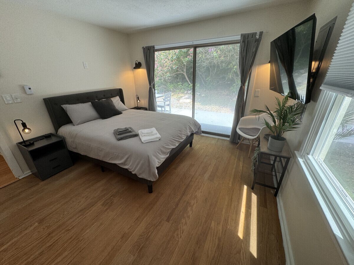 3 bedrooms, desk, iron/ironing board, travel cot