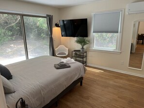 3 habitaciones, escritorio y tabla de planchar con plancha 