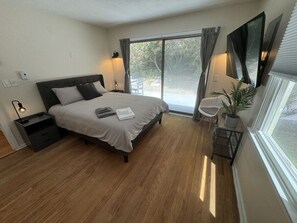 3 chambres, bureau, fer et planche à repasser, lit parapluie