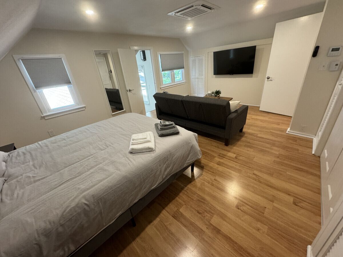 3 bedrooms, desk, iron/ironing board, travel crib