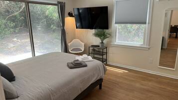 3 bedrooms, desk, iron/ironing board, travel crib