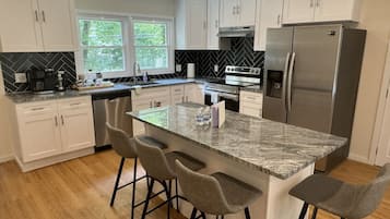 KĂŒhlschrank, Mikrowelle, Ofen, Herdplatte