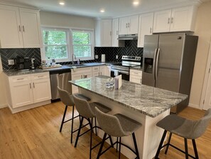 Fridge, microwave, oven, stovetop - Rogers Lake House (87) · CT College+Beach+USCGA (Old Lyme)