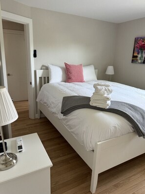 3 soverom, skrivebord, strykejern/-brett og reiseseng for barn