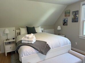 3 bedrooms, desk, iron/ironing board, travel crib