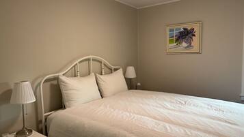 1 habitación, escritorio, tabla de planchar con plancha y cuna de viaje