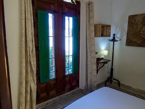 5 bedrooms, iron/ironing board, internet, bed sheets - La Maria: Posada Mediterránea (Petrer)