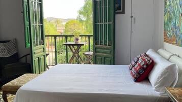 5 bedrooms, iron/ironing board, Internet, bed sheets