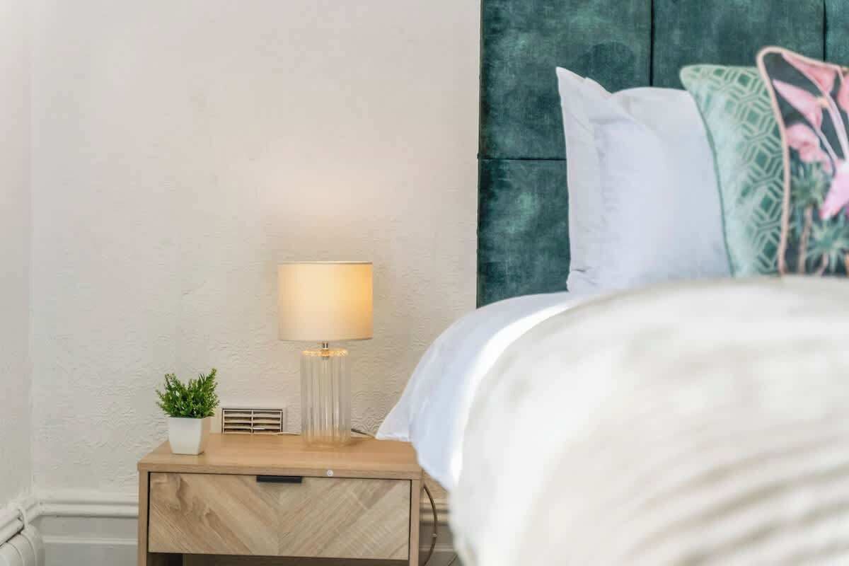 2 habitaciones, tabla de planchar con plancha, wifi y ropa de cama 