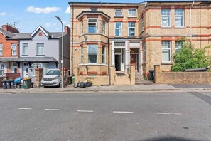 Exterior - Cedar View – 2 Bed Apartment (Newport)