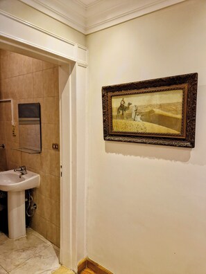 Dusche, Handtücher, Toilettenpapier