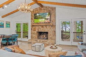 Interior - 5 Min to Hatley Pointe! Après Ski~HotTub~FirePit (Mars Hill)