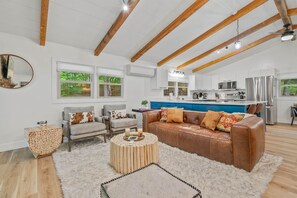 TV, fireplace, video games, offices - 5 Min to Hatley Pointe! Après Ski~HotTub~FirePit (Mars Hill)