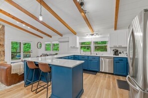 Interior - 5 Min to Hatley Pointe! Après Ski~HotTub~FirePit (Mars Hill)