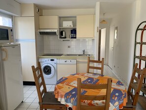 Een koelkast, een microgolfoven, een kookplaat, een vaatwasser