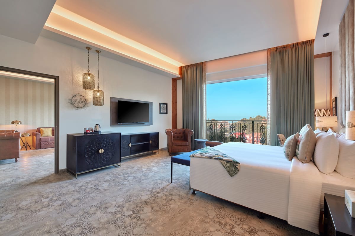 Suite superior, balcón (Nature View Suite with Balcony) | Ropa de cama de alta calidad, minibar, tabla de planchar con plancha