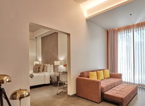Ropa de cama de alta calidad, minibar y tabla de planchar con plancha 
