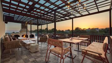 Daily buffet breakfast (INR 756 per person)