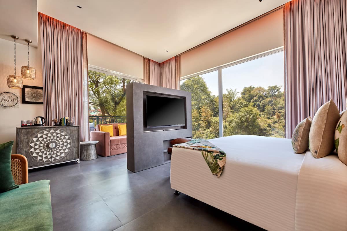 Suite, 1 King Bed, Mountain View (Mountain View Suite with Balcony)