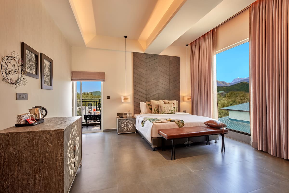 Suite, 1 cama de matrimonio grande, vistas a la montaña (Mountain View Suite with Balcony) | Ropa de cama de alta calidad, minibar, tabla de planchar con plancha