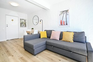 Smart TV - Beach Side Bliss 1 B/R Retreat (Sunshine Coast)