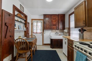 Fridge, oven, coffee/tea maker, blender