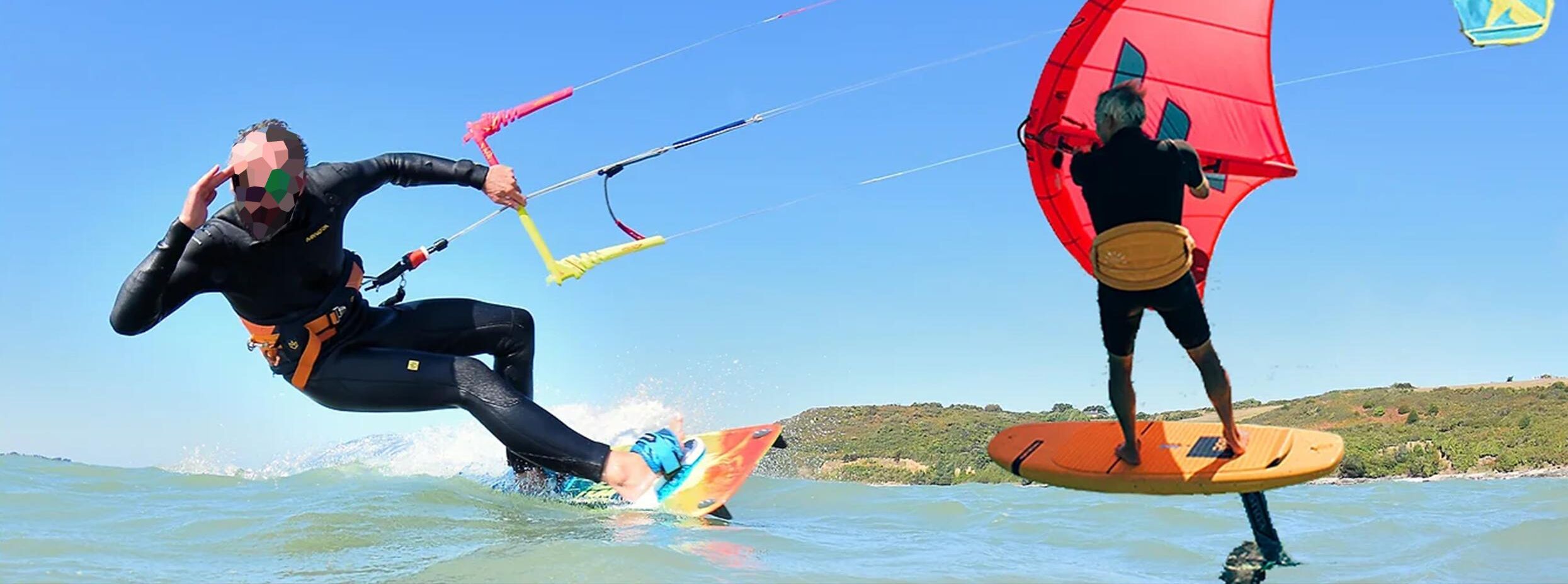 Zwei Personen windsurfen bei klarem Wetter.