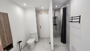 Shower, hair dryer, towels, soap - Hébergement - Louargat à 30 Minutes des Plages (Louargat)
