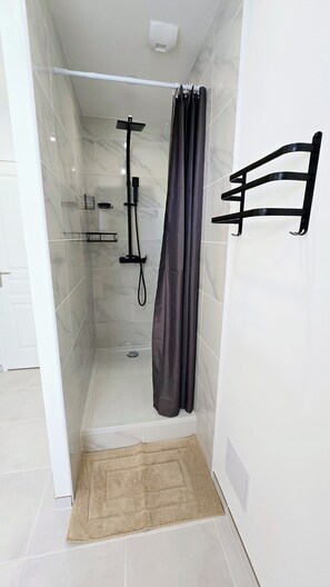 Shower, hair dryer, towels, soap - Hébergement - Louargat à 30 Minutes des Plages (Louargat)
