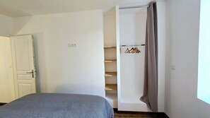1 bedroom, iron/ironing board, WiFi, bed sheets - Hébergement - Louargat à 30 Minutes des Plages (Louargat)
